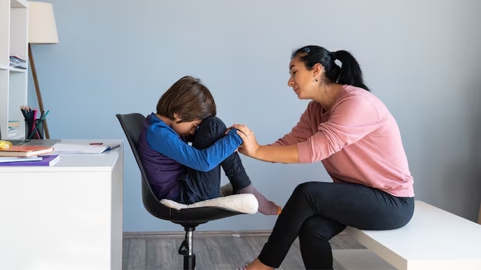 How does cognitive behavioural therapy help in treating kids with anxiety